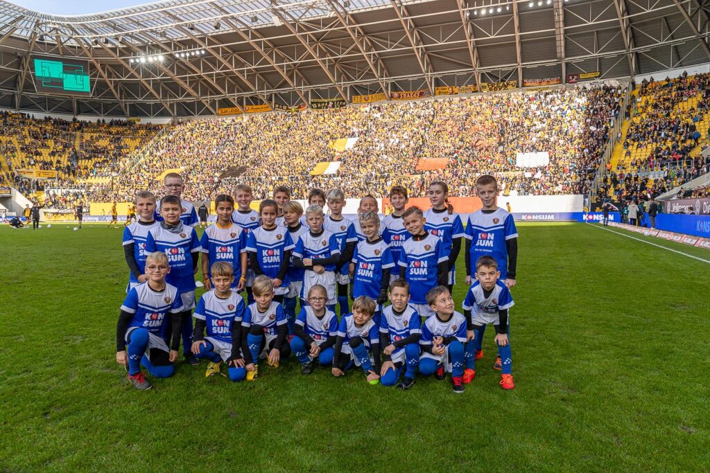 Leuchtende Augen unserer KONSUM-Einlaufkinder beim Spiel SG Dynamo Dresden gegen FSV Zwickau